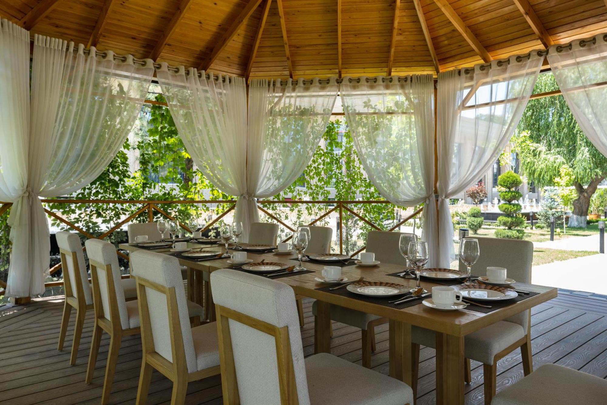 Moevenpick Samarkand Bagian luar foto
